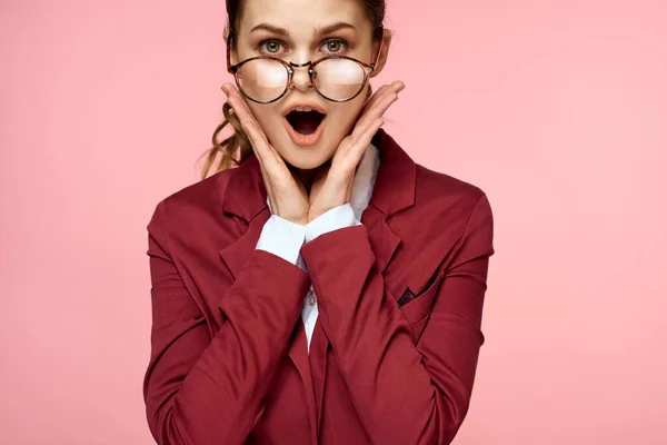 Mulher de negócios vermelho jaqueta óculos executivo estilo de vida estúdio rosa fundo — Fotografia de Stock