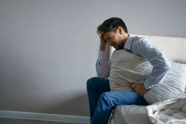 Mężczyzna śpiący na kanapie zaburzenia depresji bezsenność — Zdjęcie stockowe