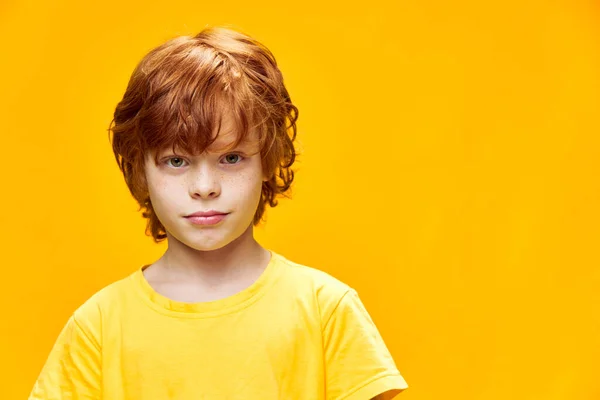 面白い赤頭少年クローズアップ面白い顔の表情 — ストック写真