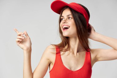 Güzel kadın yan tarafa bakarken eğleniyor Bir parmak gösteriyor Boşluğu kopyala