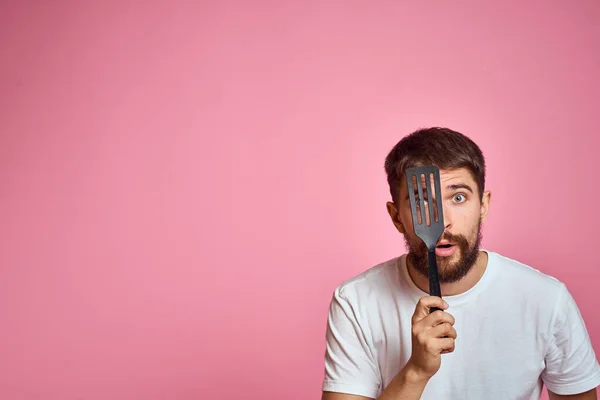 Man with spatula in hands konyhai kiegészítők modell érzelmek rózsaszín háttér vágott nézet Másolás tér — Stock Fotó