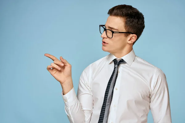 Geschäftsmann weißes Hemd Krawatte Brille Selbstbewusstsein offizieller blauer Hintergrund — Stockfoto