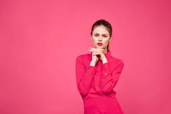 Portret van een roodharige vrouw in heldere kleren op een roze achtergrond bijgesneden weergave van gebaren met haar handen — Stockfoto