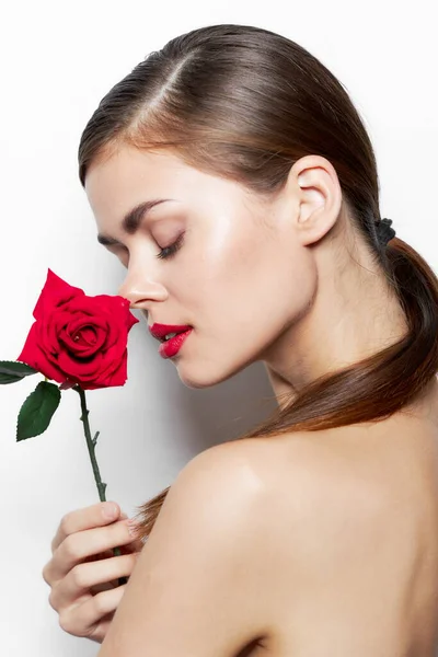 Chica con flor Ojos cerrados labios rojos — Foto de Stock