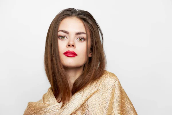 Een meisje in een gouden sjaal Kijk vooruit model glamour modieuze stijl — Stockfoto
