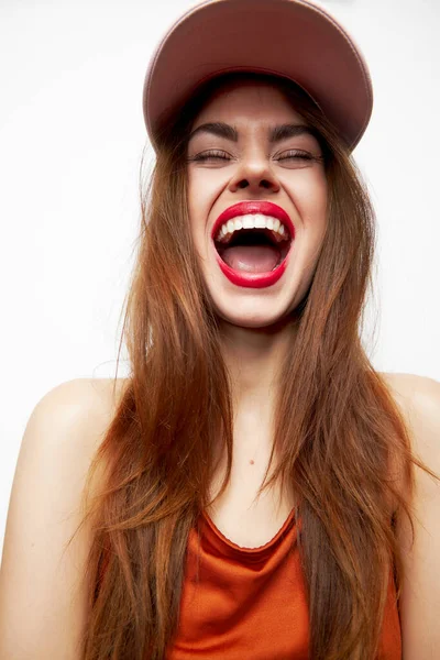Känslomässig kvinna i mössa Glädje känslor öppen mun kväll makeup — Stockfoto