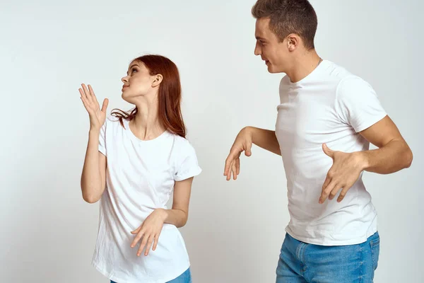 Οικογενειακό ζευγάρι σε τζιν αγάπη λευκό t-shirt συναισθήματα διασκέδαση άντρας και γυναίκα που διασκεδάζουν — Φωτογραφία Αρχείου