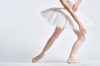 Balerin beyaz tutu dans performans ışığı arka planı