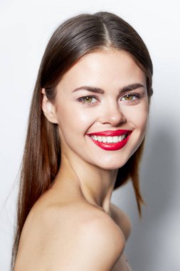 Kadın portresi. Gülümse. İleri bak. 