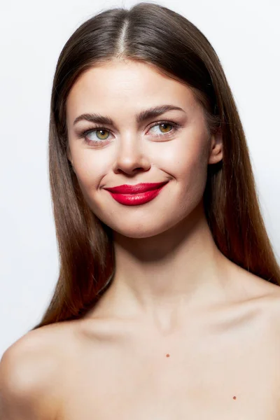 Γυναίκα πορτρέτο Χαμογελάστε κόκκινα χείλη ματιά προς θεραπείες spa σαφές δέρμα — Φωτογραφία Αρχείου