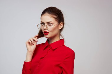 Parlak makyajlı ve hafif arkaplan jestli çekici bir kadın.