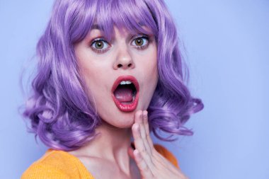 Şatafatlı ve mutlu kadın makyaj partisi mavi arka plan