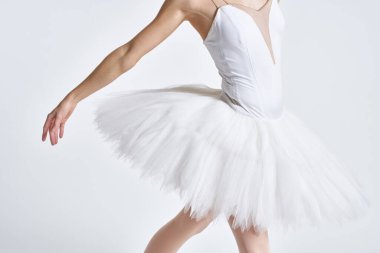 Balerin beyaz tutu dans performans ışığı arka planı