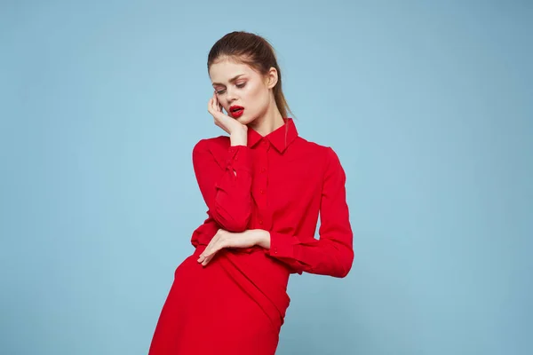 Atractiva mujer en ropa brillante sobre fondo azul gesto con las manos y los labios rojos maquillaje recortado ver emociones — Foto de Stock