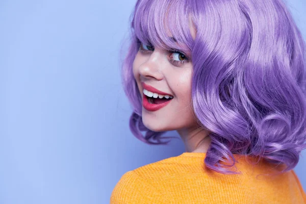 Femme à la mode cheveux violets fun fond bleu — Photo