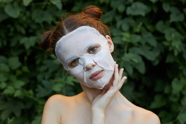 Mujer hermosa máscara antienvejecimiento Inclina tu cabeza hacia la cosmetología lateral —  Fotos de Stock