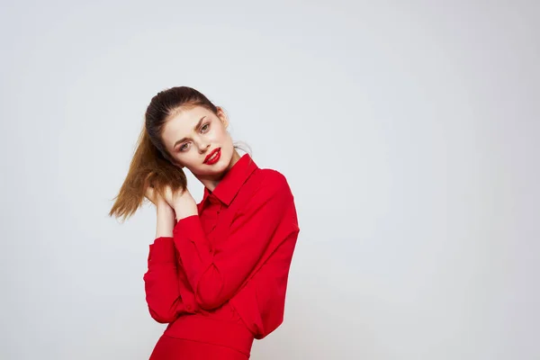 Donna attraente con trucco luminoso e sfondo chiaro gesticolando con le mani ritagliato vista emozione divertimento — Foto Stock