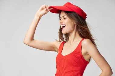 Neşeli kırmızı başlıklı kadın. Ağzını aç. Duygular yana baksın. 