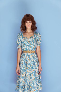 Geleceğe bakan, kısa saçlı bir kadın. 