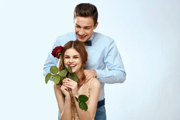 Hombre dando mujer rosas relación encanto estilo de vida abrazo estilo de vida —  Fotos de Stock