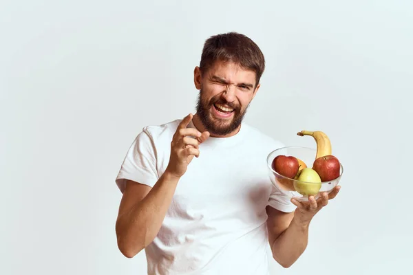 Hombre con fruta fresca en una taza de vidrio gesticulando con las manos vitaminas modelo energético barba espesa bigote — Foto de Stock