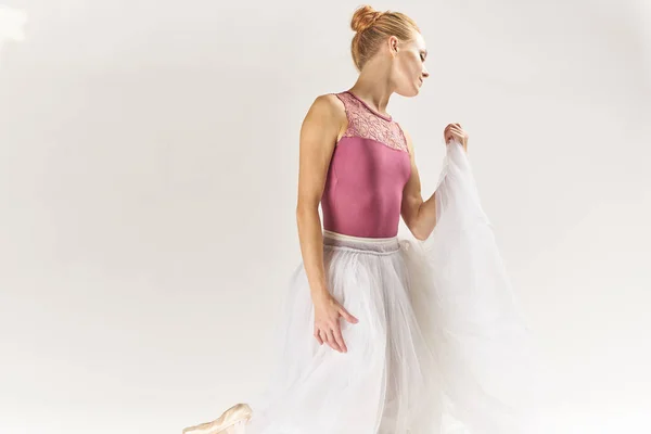 Bailarina Tutu Branco Realizando Exercícios Dança Fundo Claro Foto Alta — Fotografia de Stock