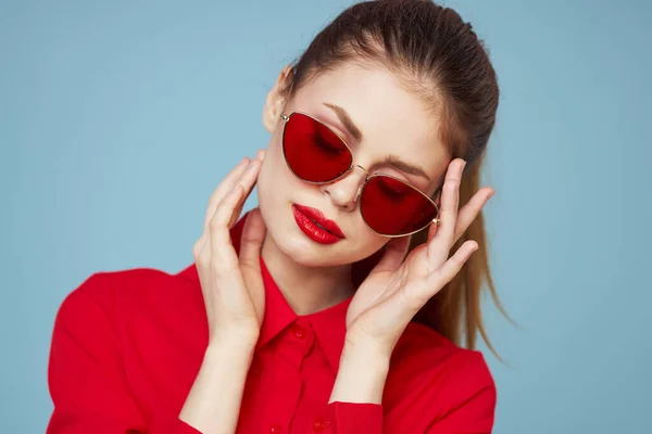 Lovely woman in dark glasses bright makeup red lips glamor blue background — Stock Photo, Image