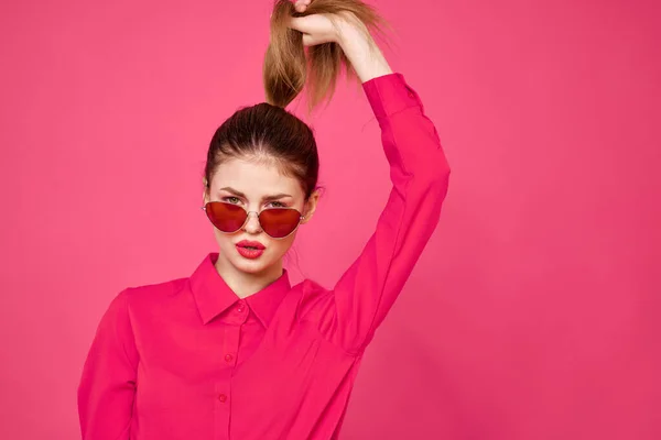 Frau in rosafarbenem Hemd und brauner Brille zurechtgeschnittene Ansicht Modelmodel Emotionen gestikulierende Hände Porträt — Stockfoto