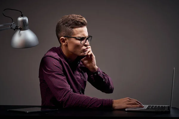 Gerente do sexo masculino está sentado à mesa e falando no telefone aberto laptop trabalhando sala de escritório — Fotografia de Stock