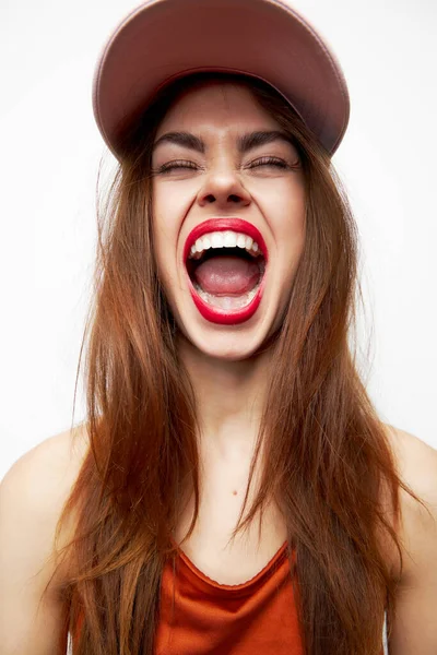 キャップの美しい女性閉じた目の笑顔の魅力赤いサンドレス — ストック写真
