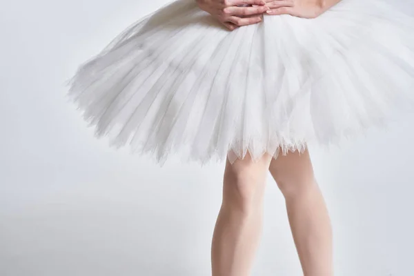 Ballerina witte tutu dans oefening prestaties licht achtergrond — Stockfoto