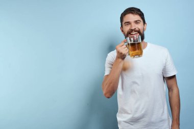Sarhoş adam bira kupası eğlenceli beyaz tişört yaşam tarzı mavi arka plan