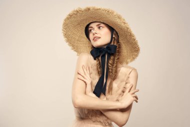 Şapkalı ve arka planda giyinmiş romantik bir kadın elleriyle komik duyguların portresini çiziyor.