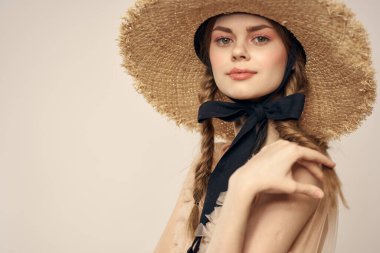 Şapkalı ve arka planda giyinmiş romantik bir kadın elleriyle komik duyguların portresini çiziyor.