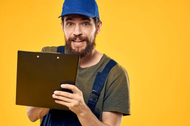 İş formunda çalışan bir adam ulaşım hizmeti sarı arka planda