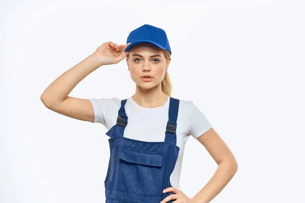 Frau in Arbeitsuniform blaue Mütze Lieferservice Kurier Lieferservice — Stockfoto