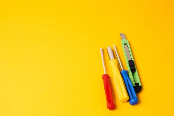 Chaves de fenda e ferramentas de construção em equipamentos de fundo amarelo para a indústria de reparação — Fotografia de Stock