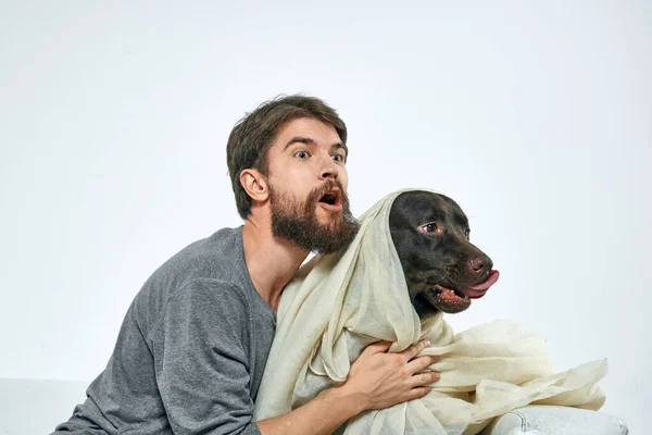 Счастливый человек с собакой и веселым шарфом друга — стоковое фото