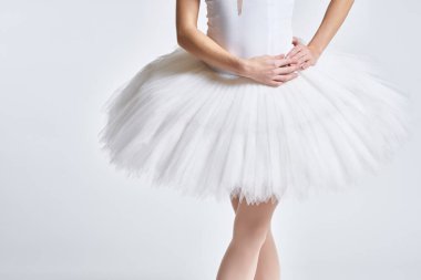 Balerin beyaz tutu dans performans ışığı arka planı