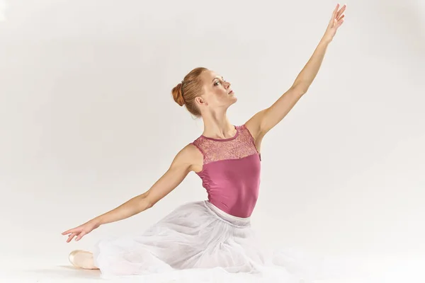 Ballerina Einem Weißen Tutu Bei Einer Tanzübung Auf Hellem Hintergrund — Stockfoto