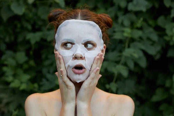 Retrato de una chica máscara anti-envejecimiento Sorprendido de tocar su cara con las manos piel clara —  Fotos de Stock