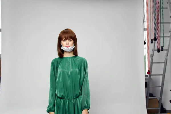 의료용 마스크 바이러스 보균자로 분장 한 패션 드레스를 입은 여성 — 스톡 사진