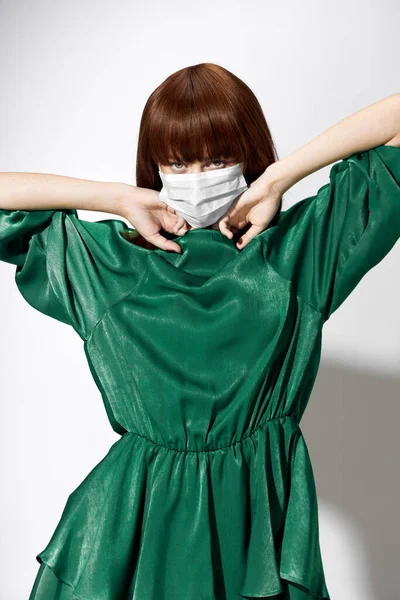ファッション女性コロナウイルス、手袋と保護医療マスクを身に着けているモデル — ストック写真