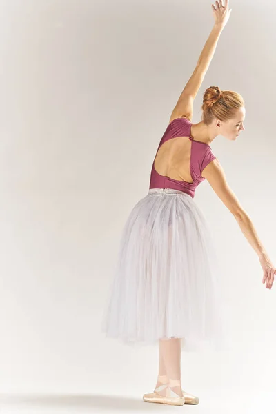 Ballerine Dans Tutu Blanc Effectuant Exercice Danse Sur Fond Clair — Photo