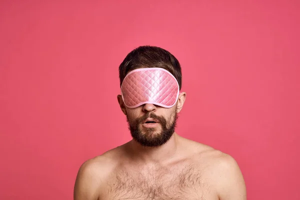 Hombre con masajeador de cabeza relajar cuerpo cuidado rosa fondo —  Fotos de Stock