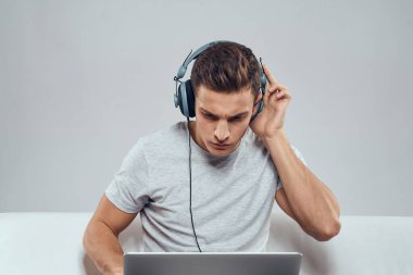 Bilgisayar başında, video oyunu teknolojisi kulaklığında joystick 'i olan bir adam.