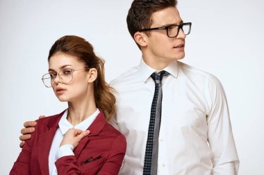 Erkek ve kadın iş arkadaşları. Yetkililer iletişimin hafif arka planında.