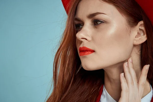 Bonita mulher elegante chapéu de lábios vermelhos na cabeça close-up glamour azul fundo — Fotografia de Stock
