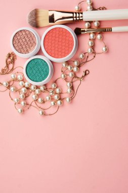 Kozmetik aksesuarlar, göz farları makyaj malzemeleri, eşyalar, profesyonel kozmetik ürünler. 