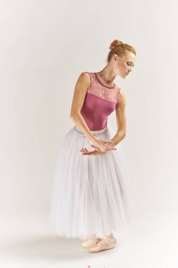 Beyaz etekli balerin arka planda dans egzersizi yapıyor. Yüksek kalite fotoğraf